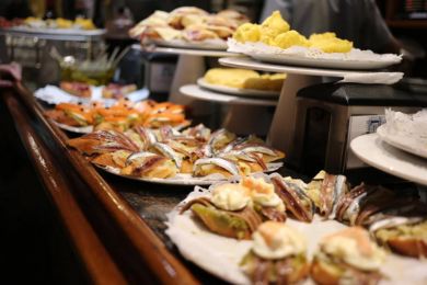 美食の街　サンセバスチャン３件バル巡り＜ピンチョス６品ドリンク３杯付き＞　日本人ガイド確約