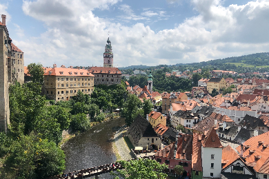 日本語アシスタントがご案内！
チェコの可愛い町「チェスキー・クルムロフ」日帰りツアー
（往復バス利用）