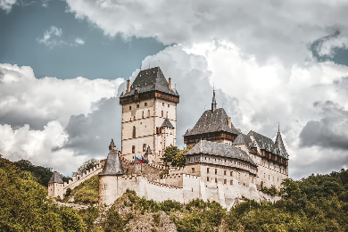 【半日午前もしくは午後】【プラハ発/電車利用】チェコの古城「カルルシュテイン城」日帰りツアー