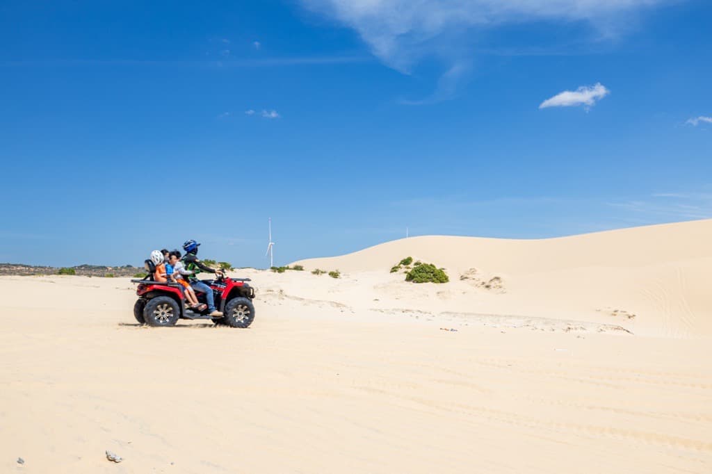 ムイネー/Mui Neジープツアー<br>ベトナムの砂丘リゾートへ行く1日ツアー<br>~絶景の白砂丘/夕暮れの赤砂丘を目指して~<br>(ホーチミン発日帰り/日本語ガイド/Jeep付)